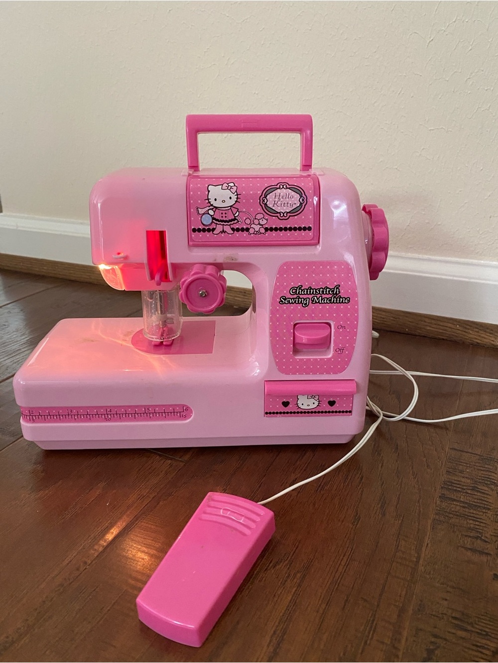 Vintage Sanrio 2011 Hello Kitty Chainstitch Sewing Machine With Foot Pedal